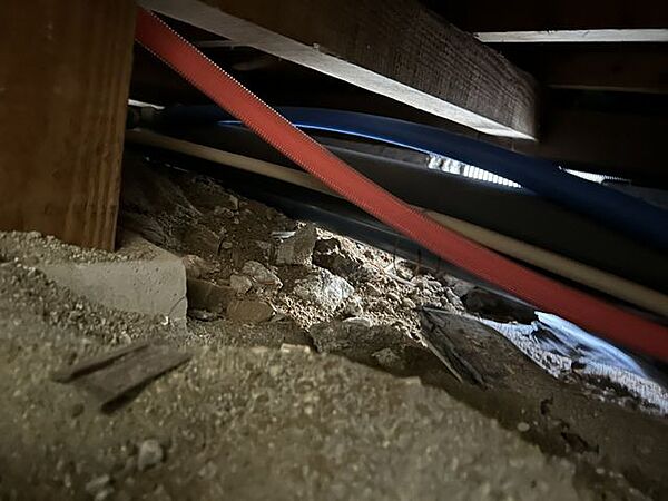 中古住宅の3大リスクである、雨漏り、主要構造部分の欠陥や腐食、給排水管の漏水や故障を2年間保証します。その前提で床下まで確認の上でリフォームし、シロアリの被害調査と防除工事もおこないました。
