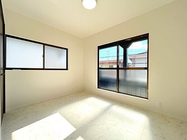 【リフォーム済】2階南側洋室はクッションフロア・クロスの張替をおこないました。