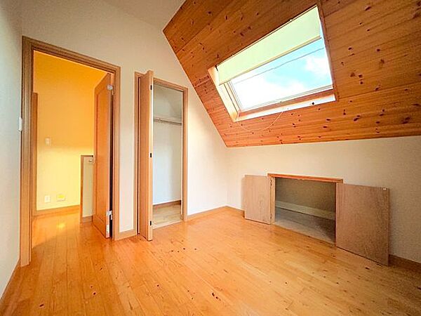 【リフォーム済】2階北西側洋室です。クリーニングをおこないます。クローゼット内のクロスは張替えを行いました。