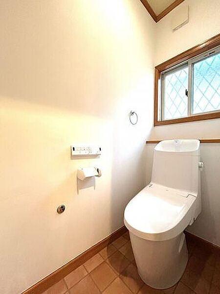 【リフォーム済】1階トイレです。トイレ交換、手洗い撤去、クッションフロア張替え、壁塗装をおこないました。