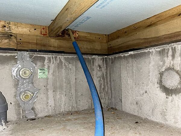 中古住宅の3大リスクである、雨漏り、主要構造部分の欠陥や腐食、給排水管の漏水や故障を2年間保証致します。その前提で床下まで確認の上でリフォームし、シロアリの被害調査と防除工事もおこないました。