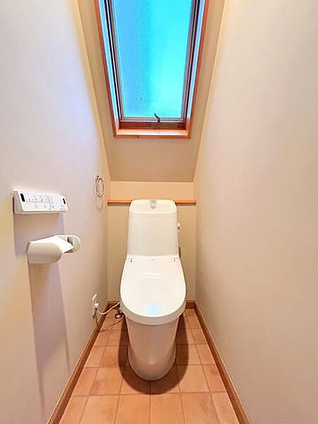 【リフォーム済】2階トイレです。トイレ交換、クッションフロア張替えをおこないました。