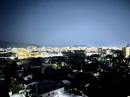 【眺望」ベランダからの眺望です。夜には市内の灯りを夜景として楽しめます。