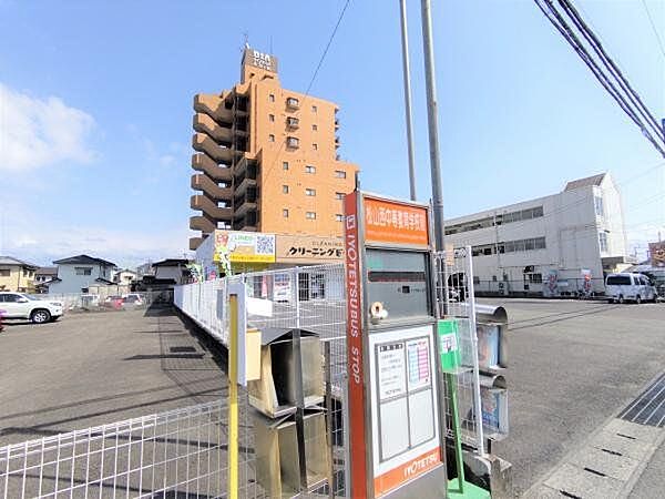 【周辺環境】伊予鉄バス松山西中等教育学校前まで約60m（徒歩1分）。
