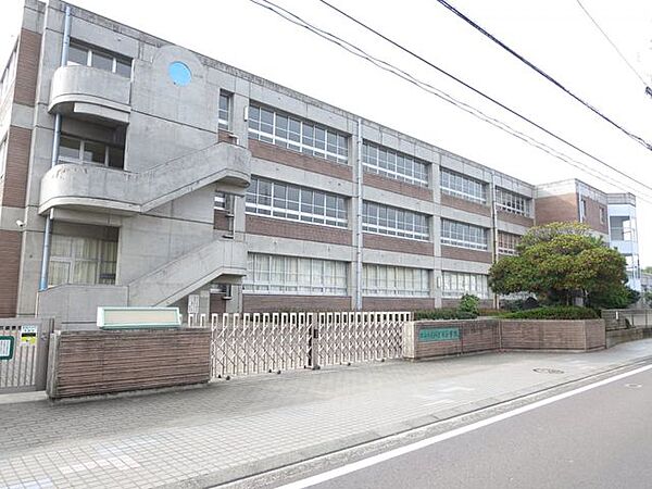 【周辺環境】みどり小学校まで約800m（徒歩10分）。