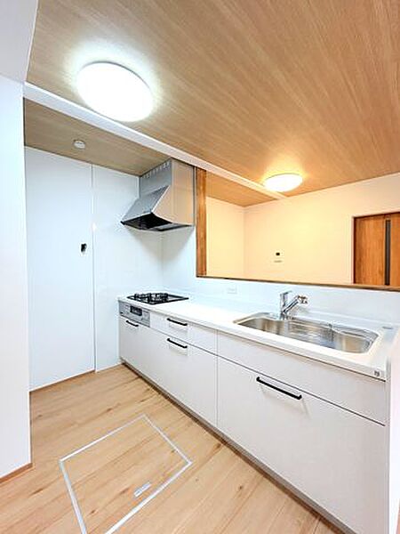 【リフォーム済】キッチンは幅約255cmと広々しています。