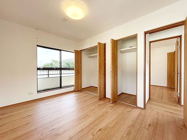 【リフォーム済】2階東側洋室はフロア・クロスの張替をおこないました。