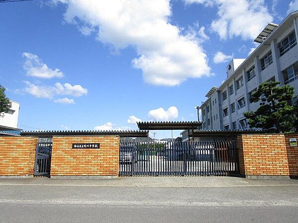 ローソン松山平田店 【周辺環境】鴨川中学校まで約850m（徒歩11分）。