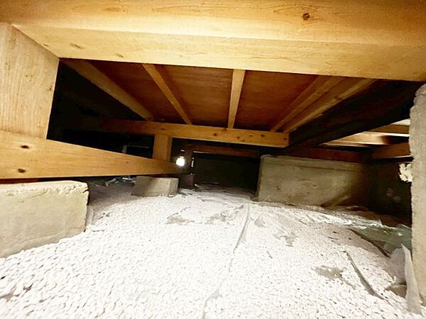 中古住宅の3大リスクである、雨漏り、主要構造部分の欠陥や腐食、給排水管の漏水や故障を2年間保証します。その前提で床下まで確認の上でリフォームし、シロアリの被害調査と防除工事もおこないました。