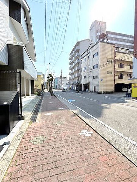 【前面道路】前面道路は2車線ありゆったりしております。