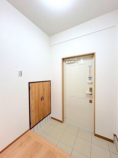 【リフォーム済】北側玄関ホールはクロスの張替をおこないました。