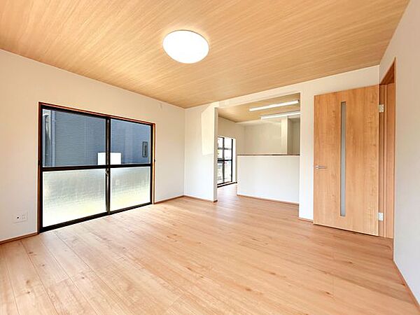 【リフォーム済】リビングはフロア・クロスの張替をおこないました。