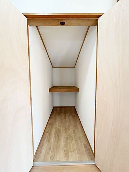 【リフォーム済】階段下収納は建具の交換をおこないました。