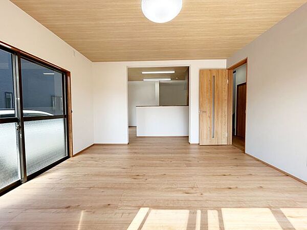 【リフォーム済】リビングはフロアの上張、クロスの張替をおこないました。