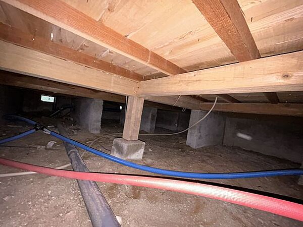 中古住宅の3大リスクである、雨漏り、主要構造部分の欠陥や腐食、給排水管の漏水や故障を2年間保証します。その前提で床下まで確認の上でリフォームし、シロアリの被害調査と防除工事もおこないました。