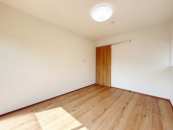 【リフォーム済】1階洋室はフロアの上張、クロスの張替をおこないました。