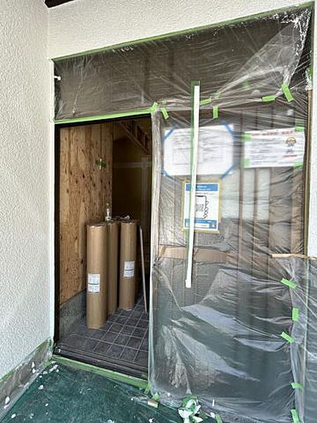 【リフォーム中】玄関サッシはクリーニングをおこないます。