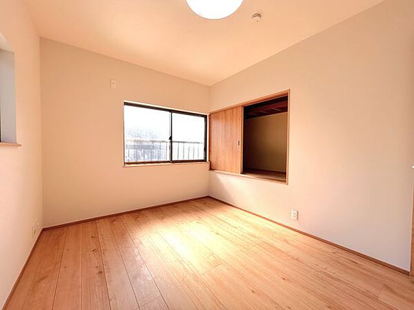 【リフォーム済】2階南西側洋室です。床はフロア貼り、壁・天井はクロス貼りを行いました。