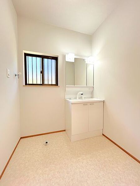 【リフォーム済】洗面脱衣室です。床はクッションフロア、壁・天井はクロスで仕上げました。