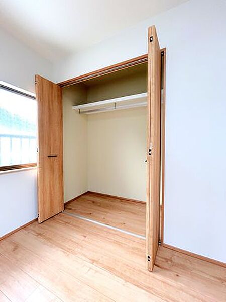 【リフォーム済】2階南東側洋室収納です。建具交換等を行いました。