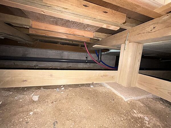 中古住宅の3大リスクである、雨漏り、主要構造部分の欠陥や腐食、給排水管の漏水や故障を2年間保証します。その前提で床下まで確認の上でリフォームし、シロアリの被害調査と防除工事もおこないました。
