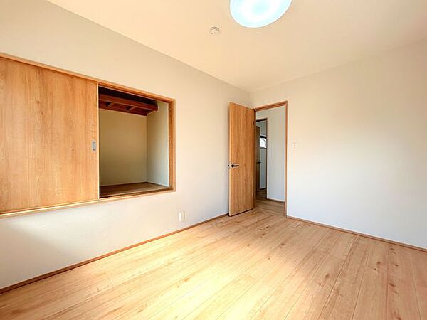 【リフォーム済】2階南西側洋室別角度です。床はフロア貼り、壁・天井はクロスの張替え等を行いました。