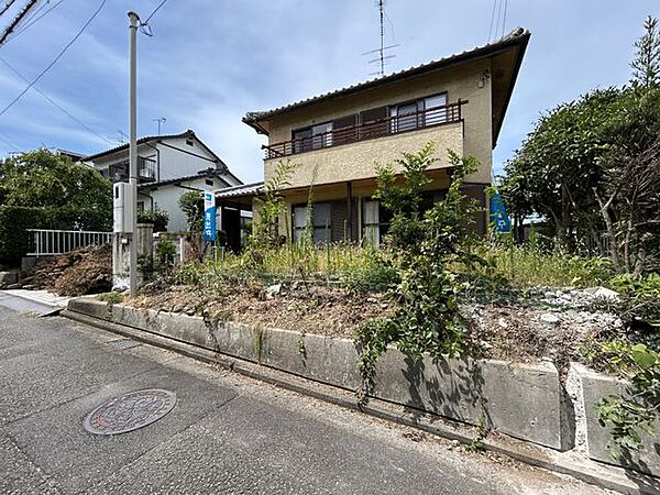 駐車場　庭の切り下げ工事でお車計4台駐車可能になります。
