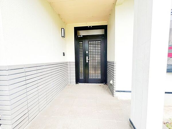 【リフォーム中】玄関です。玄関ドア鍵交換、クリーニングをおこないます。
