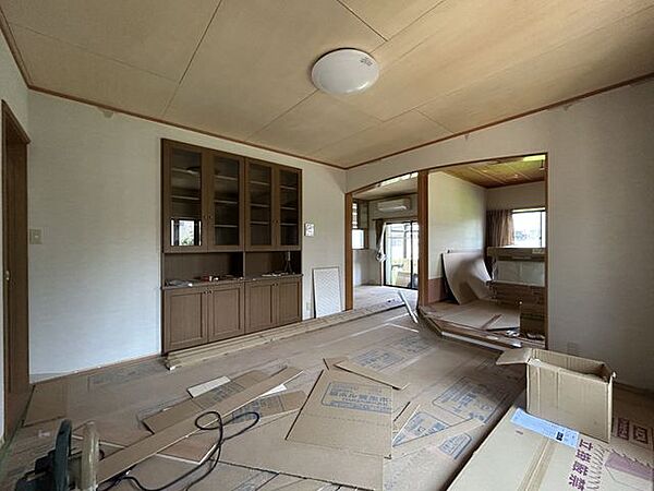 【リフォーム中】リビングです。フロア重ね張り、クロス張替えをおこないます。