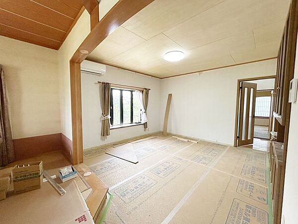 【リフォーム中】リビングです。フロア重ね張り、クロス張替えをおこないます。