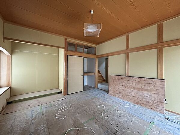 【リフォーム中】1階西側和室です。畳表替え、クロス張替えをおこないます。
