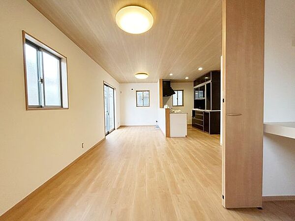 【リフォーム中】リビングはクロスの張替、フロアタイルの上張をおこないます。