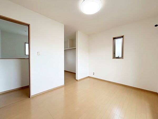 【リフォーム中】2階南東側約6帖洋室はクロスの張替をおこないます。