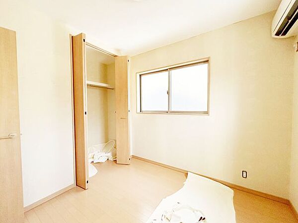 【リフォーム中】2階北西側約4.5帖洋室はクロスの張替をおこないます。