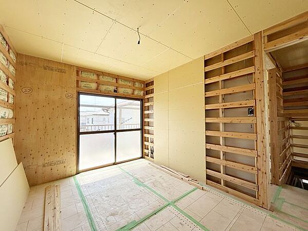 【リフォーム中】2階東側サービスルームはフロアの上張、クロスの張替をおこないます。