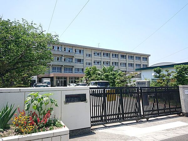 松山市立三津浜中学校まで約1950メートル（徒歩25分）。
