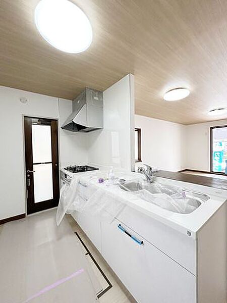 【リフォーム中】キッチンは部屋の雰囲気に合わせて色を選択しました。