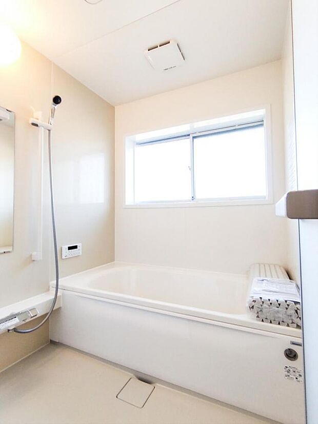 （リフォーム済）浴室は ハウステック製の1坪タイプ、新品のユニットバスに交換しました。スイッチひとつで追い焚き、足し湯ができるお風呂リモコンを設置。快適なバスタイムを堪能してください。