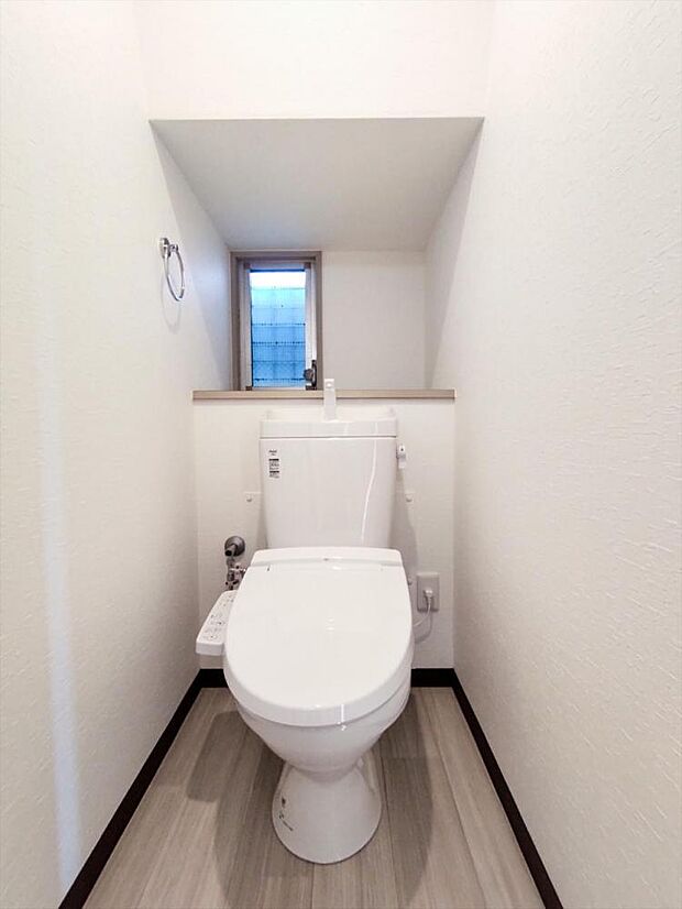 （リフォーム済）トイレは天井・壁のクロスを貼り替え、床をクッションフロア貼りにしました。LIXILの温水洗浄付き便器に交換も行い清潔に仕上げています。