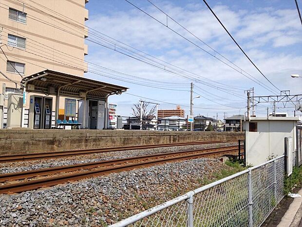 香西駅まで2400ｍ、自転車で12分です。上りは高松駅、坂出・岡山方面、下りは丸亀、多度津、善通寺、琴平、観音寺方面へ運行しています。