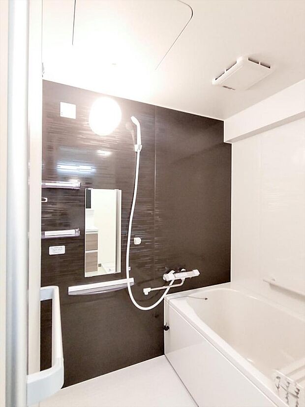 （リフォーム済）浴室は、ハウステック製の新品のユニットバスに交換しました。壁には手すりが付いているので、お子様、お年を召した方にも入浴しやすいですよ。