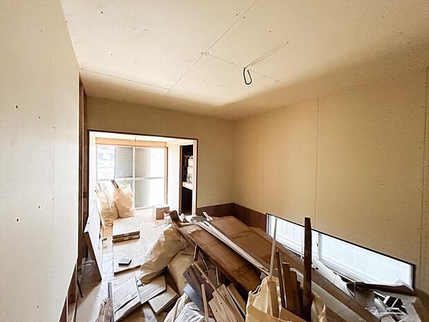 （リフォーム中写真5/26撮影）洋室は天井・壁をクロス貼りにし、床材を重ね貼り予定です。化粧材の茶色い壁から白いクロス貼りになり、明るいお部屋になりますよ。