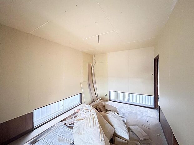 （リフォーム中写真5/18撮影）洋室は天井・壁をクロス貼りにし、床材を重ね貼り予定です。化粧材の茶色い壁から白いクロス貼りになり、明るいお部屋になりますよ。