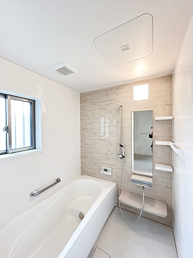 【現況販売】1坪サイズの浴室はベンチバスになっていて、親子浴や半身浴に活躍します。