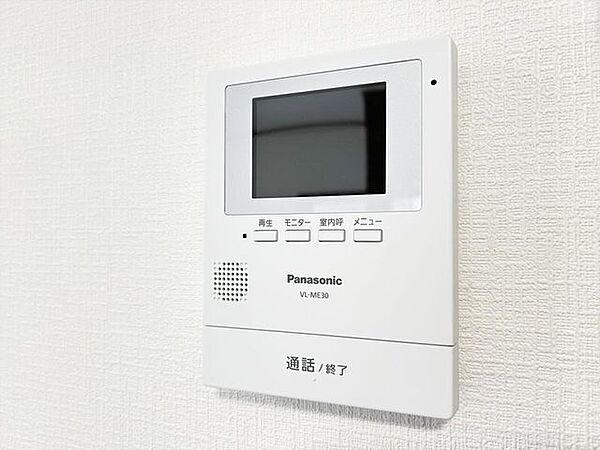 （リフォーム済）インターホンはテレビモニターつきドアホンに交換し、親機をLDKに設置しました。来客の顔を見て応対できますので、お子様のお留守番も安心ですね。