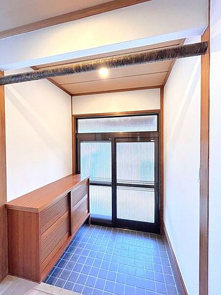 （リフォーム済）玄関内部は土間をクリーニングし、天井・壁のクロスを貼替しました。明るい玄関先が毎日お出迎えしてくれますよ。