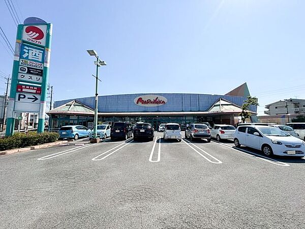 マルナカ長尾店様まで600ｍ、車で2分です。生鮮食料品、生活用品、お花、お酒等を販売しています。コンパクトなお店で毎日のお買い物がしやすいですよ。