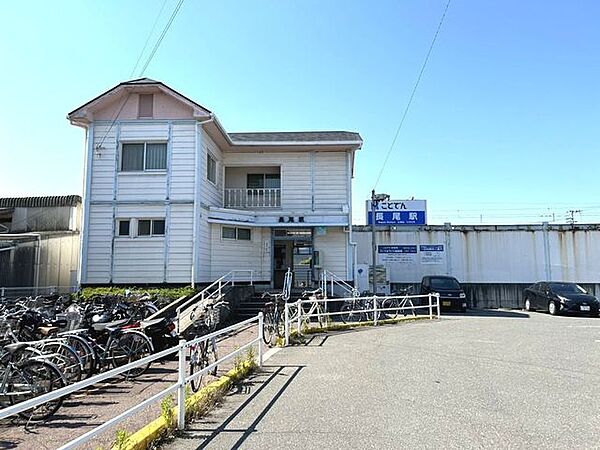 長尾駅まで450ｍ、徒歩6分です。三木、瓦町、高松築港方面へ運行しています。始発駅なので座れる率が高いのも嬉しいですね。