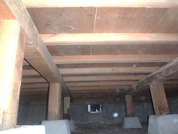 中古住宅の3大リスクである、雨漏り、主要構造部分の欠陥や腐食、給排水管の漏水や故障を2年間保証します。その前提で床下まで確認の上でリフォームし、シロアリの被害調査と防除工事もおこなっています。