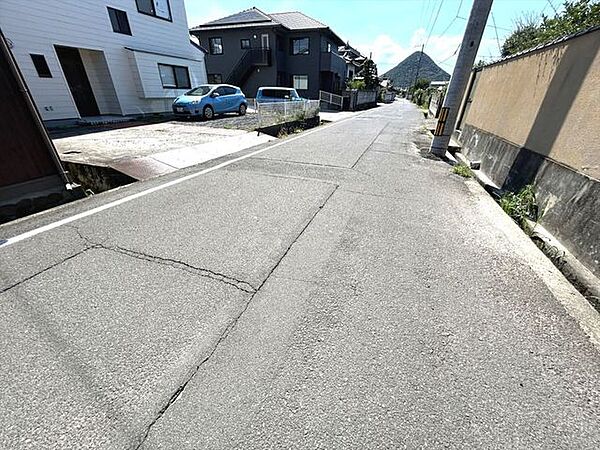 前面道路幅員約5ｍ、水路を介して敷地の北側が接しています。交通量は少ないので落ち着いて暮らせますよ。